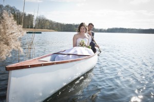 Brautpaar im Kanu auf dem See